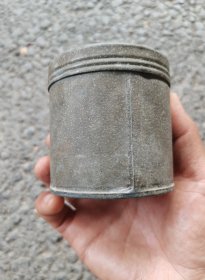 茶文化茶叶罐老锡器锡筒锡粉盒民俗老物件，品相完整，表面有轻微旧痕但无损伤。这个老锡器可能是用来存茶叶或香料的，也有可能是装饰用的粉盒。适合喜欢茶文化或老物件收藏的朋友。照片实拍，所见即所得。喜欢的朋友可以拍走。
