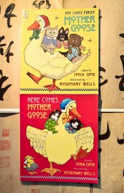 《 My Very First Mother Goose 》、《 Here Comes Mother Goose 》 ，《 我的第一本鹅妈妈童谣 》、《鹅妈妈来了》。 ( 平装英文原版 一套两本合售 )