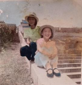 戴草帽穿布鞋的女子坐在台阶上手工上色老照片