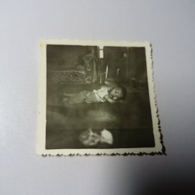 老照片–小男孩趴在凉席上留影（3）
