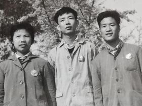 60年代三帅哥佩戴毛主席像章合影照片(忻月宝相*册，忻月宝，1946年出生，上海市东南中学毕业，后来可能是知青支边，成为云南省建工局机修厂铣工)