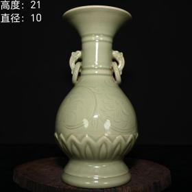 宋代高档越窑秘色瓷莲花双耳花瓶。
 高度：21cm
直径：10cm