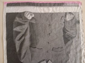 针织教员像 35.5×27 底部边沿有红染色 画片有几处小勾洞见图六(冲光可见清楚小勾孔)