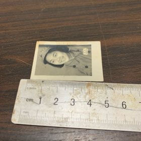 佩戴胸牌女军人