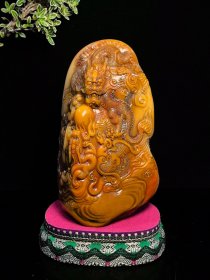 回流珍品，寿山石极品三彩田黄印章摆件 大清著名雕刻家【吴昌硕】之藏品 取材上乘寿山三色田黄石，色泽鲜艳饱满，机理细腻油润，质地纯净透通，工艺精湛一流，黄田似金，红田似血，白田似银，三色田黄天然浑为一体，祥龙威武霸气，栩栩如生，包浆醇厚自然，实属收藏观赏珍品 【品名】天降祥瑞，龙行天下 【尺寸】高19.2×宽12 【重量】1960