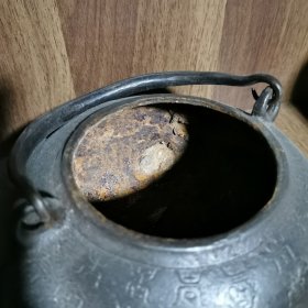 带铭文铁乌龟壶