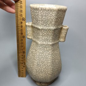 哥窑贯耳瓶