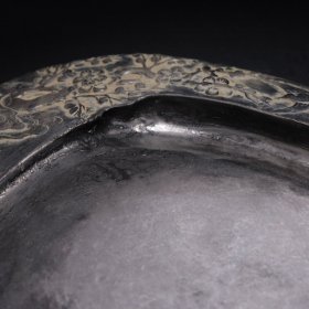 旧藏端砚：喜上眉梢 藏品大气饱满，石质细腻温润。雕刻花鸟，立体，形象，精美，线条婉转流畅，器身篆刻字体神韵飘逸，遒劲有力，此砚因长期研墨，砚堂边缘及墨池长期积累了一些墨渍，砚身亦带有少许墨渍，砚堂中央较为洁净。 款：周澍 尺寸：长27.7cm，宽18.6cm，厚3.6cm，重3.35kg