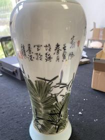 【保真陶瓷】胡强，陶瓷瓷瓶，高38.5cm，底直径12cm，上瓶口6cm！
             ​胡强，男，1962年出生于景德镇，1989年毕业于景德镇陶瓷大学，现任职称：景德镇学院教授。系中国工艺美术学会会员，江西省美术家协会会员，景德镇瓷翰研究院院长，景德镇市职工书画专业委员会会长，景德镇京剧票友协会副会长，享受市政府特殊津贴。