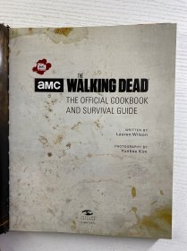 《AMC行尸走肉官方食谱与生存指南》（The Walking Dead: The Official Cookbook and Survival Guide ），由劳伦·威尔逊（Lauren Wilson）撰写，金允熙（Yunhee Kim）负责摄影。它基于美剧《行尸走肉》（The Walking Dead ）创作，包含剧中相关食谱及生存知识，是该系列IP衍生的美食与文化结合的书籍 。