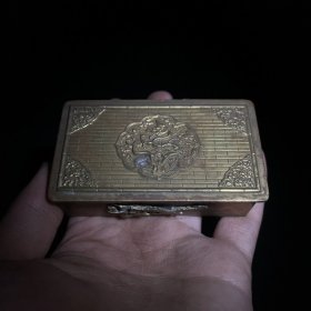 旧藏铜胭脂盒；尺寸：5＊2.5＊8.5厘米