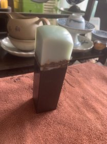 绝产品种===天然 瓷花蓝冻石 印石、镇尺 ………尺寸：2.5cm2.5cm10cm 雕工精良栩栩如生 ，纯天然结晶冻石，性老稳定产量少，如此质地的结晶手机 拍摄