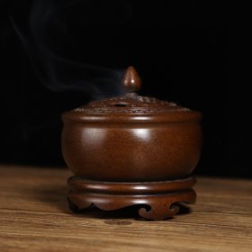 纯铜带座熏炉 小巧精致 案头摆放 此炉包浆红润 精工铜炉，案头摆件，器型厚重，宝相庄严，形制端正，置耳且通体光素，更显色泽光滑 直径8.2厘米 内口径6.5厘米 高8.6厘米 重700克