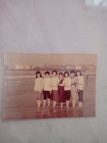 老照片 美女90年5月青岛海滨浴场合影留念