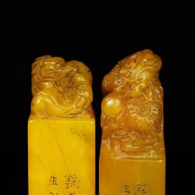 珍藏寿山石雕刻印章一套，印章尺寸约为3×3×11.2厘米左右，印章净总重820克