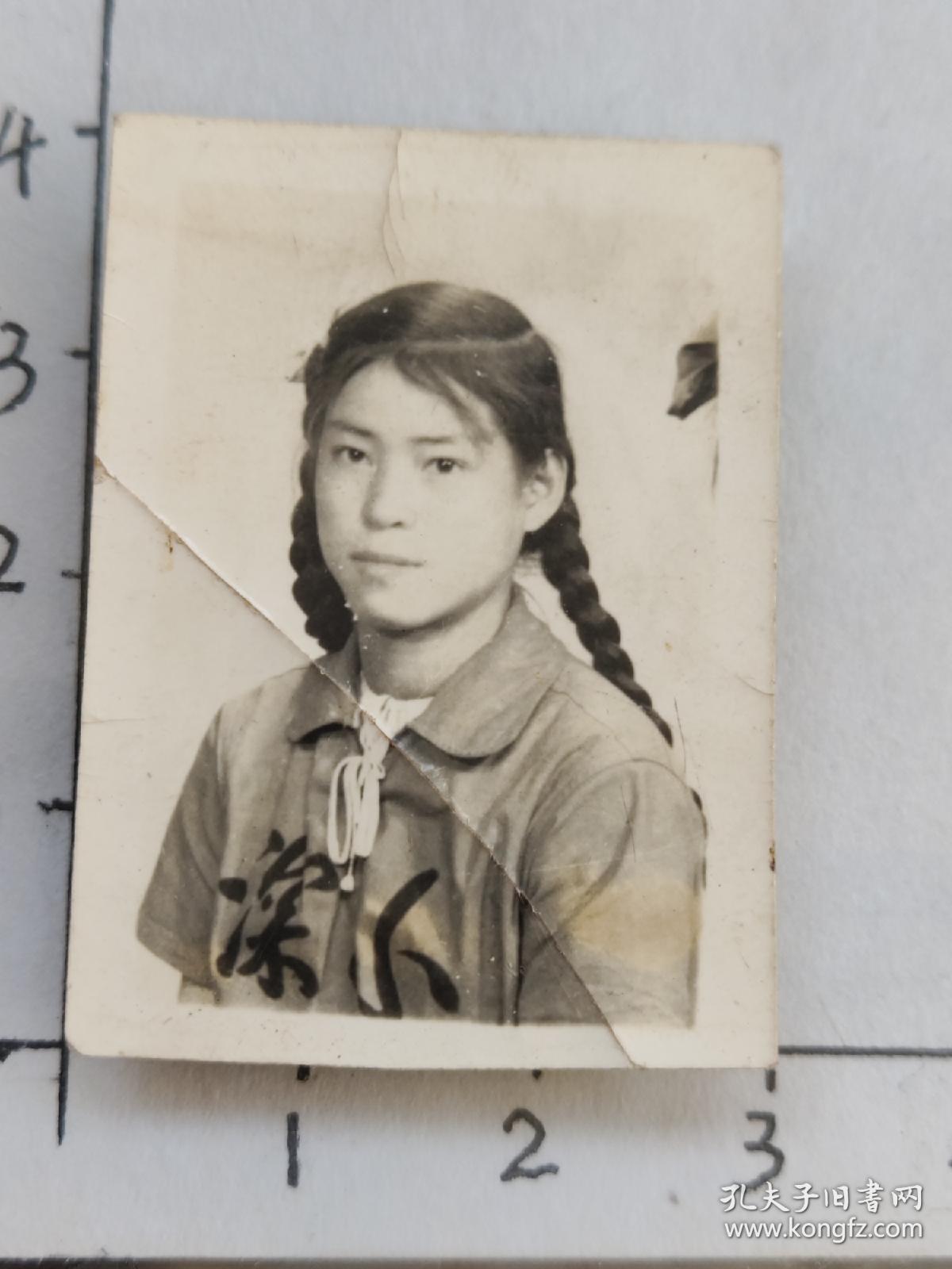 50-60年代粗辫子美女泛银照片(东川汤丹张金兰相册)100026