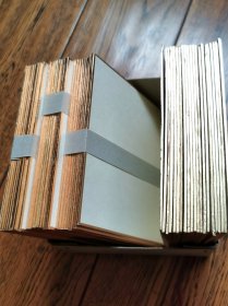 日本进口90年代的老色卡纸，硬卡宣纸，规格都是12×13.5厘米。白色21张，168元。米黄色三打，30张，240元。