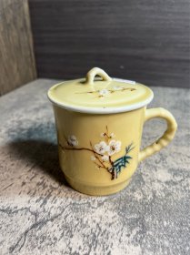 70年代，黄釉堆白梅花茶杯一只，重皮