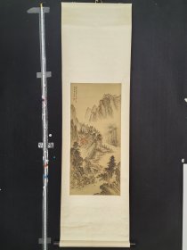 1966年/祖英/原配纸盒/精品山水老画立轴，画芯37×82厘米，整轴50×172厘米，品相如图老旧折痕污渍等，绢本绫裱原装原裱，漆木軸頭，手绘精品老字画，放心收藏！