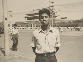 50年代帅哥北京天安门前泛银照片(空军运动员张惠茵相册)