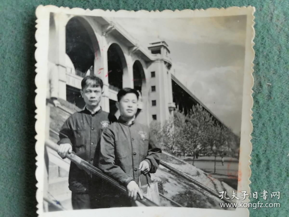 1968年（老照片）戴毛像章《武汉长江大桥留影》
