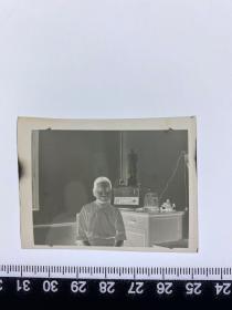 早期六十年代老底片 老奶奶 背后有毛主席像 和像章 经典照片