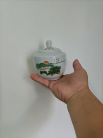 五、六十年代韶山主题醴陵星火瓷全品茶叶罐。醴陵瓷是新中国官窑国瓷，瓷质釉色俱佳，画面是松柏长青和红太阳从韶山升起并书“日从韶山出”，盖书“东方红”，底款:醴陵星火 68，经典红色藏品。 带盖高11.3公分，罐高8.5公分，口径6.6公分，肩径9.8公分。 瓷
