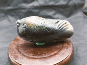新疆和田玉青花籽料独籽圆雕玉鱼手把件