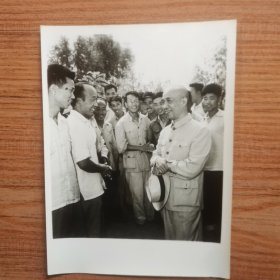 1958年，李富春和下放到天津郊区新立村的机关干部谈话