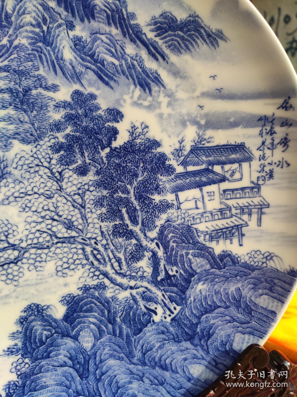 马小英，女，高级陶瓷工艺美术师，1975年生于“瓷都”景德镇陶瓷世家，1996年毕业于景德镇陶瓷美术学院美术系。现为江西省工艺美术学会陶瓷艺术专业委员会委员，景德镇市陶瓷美术家协会会员。毕业后，一直从事陶瓷绘画创作工作。