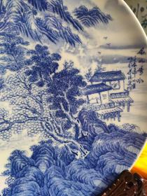 马小英，女，高级陶瓷工艺美术师，1975年生于“瓷都”景德镇陶瓷世家，1996年毕业于景德镇陶瓷美术学院美术系。现为江西省工艺美术学会陶瓷艺术专业委员会委员，景德镇市陶瓷美术家协会会员。毕业后，一直从事陶瓷绘画创作工作。