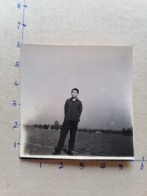 黑白照片：男士在东湖留影