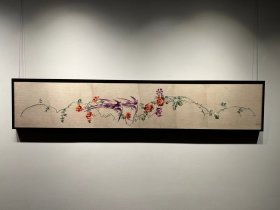 清代刺绣《飞燕报喜》，尺寸147×30厘米。