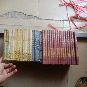 卧龙生作品共33册合售一架顶层