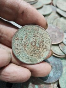 铜板铜钱一大堆。铜板大概120个铜钱大概50多个！没有细数。分量如图！这东西我就没细看。怎么收货的怎么走。拍前慎重考虑按图发货！非老勿退！想好了！非老勿退