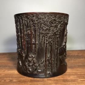 珍藏小叶紫檀竹林博客笔筒。口径18.5厘米，高18.5厘米。