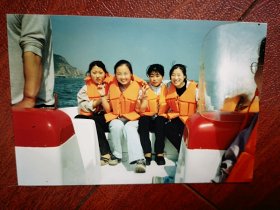 90年代末四美女海边游船合影照片一张