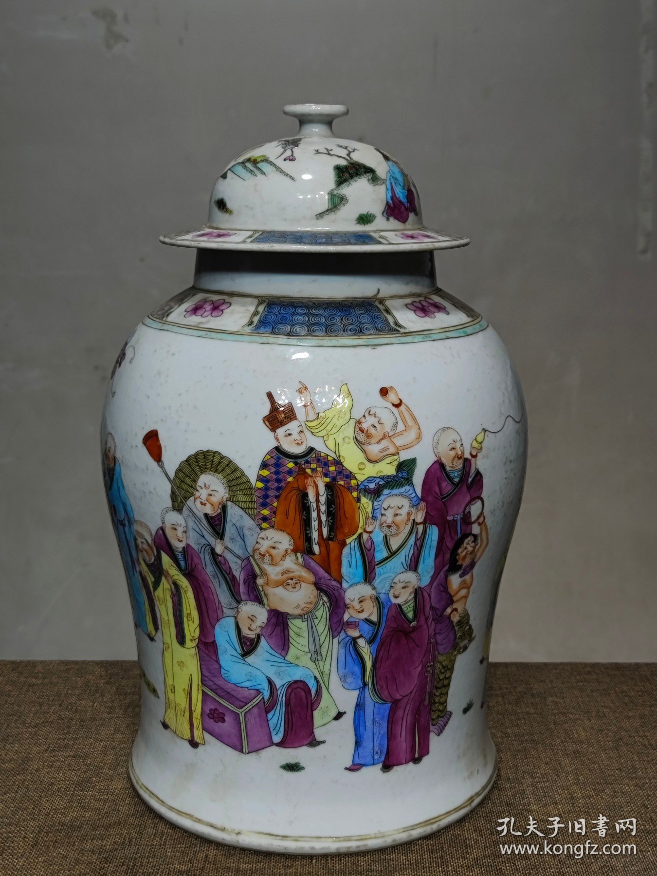 美品.款识“大清乾隆年制”精工细作满工粉彩“十八罗汉”纹将军罐一对