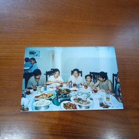 老照片–90年代一家人在饭店聚餐留影（3）