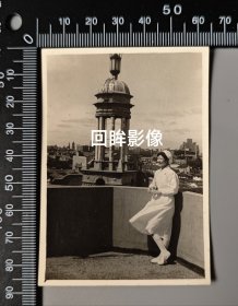 民国女护士在某建筑上俯瞰上海美景老照片