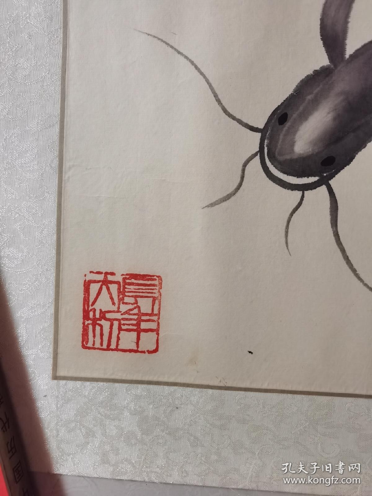 齐仁来，1931年生于白石故乡，系世界文名人、国际和平奖获得者、国画巨匠齐白石的嫡亲传人，白石大师第八孙。他从小便随父亲齐子茹、祖父白石老人学画，几十年来，精攻齐派艺术，并吸取各家之长， 他擅长画菊花、寿桃、猫、蝴蝶、蜻蜓、蝉、小鸡，将大写意花卉与微毫毕现的草虫有机融会在一起，其所作花鸟设色雅丽、生机盎然。他画的虾颇得白石老人之法，极具透明感和笔墨韵味，被人称为“小白石”。作品保真