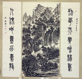 中堂画，带篆书对联，对联尺寸是1.38米×34公分的，国家一级美术师，山东省美协张连成老师的国展作品，山水画，焦墨山水，源远流长，14年在展会上收的一副作品，写意画法，皴法点染，老师的写生作品，参展原作，看墨韵，看水线，树木和山石，房屋，人物的刻画很细，画树难画梢，老师的树木画的非常用心，纯手绘，假一赔万，支持第三方鉴定，国家一级美术师，山东省美协张连成老师的原创大作，老师的这幅水墨参展写生作品。