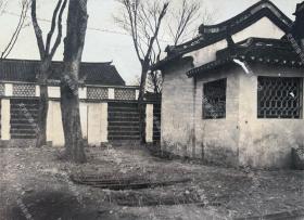 【上海旧影】1932年 “一二八”淞沪抗战时期上海真茹的古典民居建筑 原版老照片一枚（1932年1月28日夜，日军突袭闸北，发动“一·二八”事变。驻守上海的国民党十九路军奋起抵抗。1月28日深夜，十九路军总指挥蒋光鼐、军长蔡廷锴深夜步行到真如，在范庄设立临时指挥部指挥抗战，至3月1日晚退出真如防区。3月2日，日寇铁蹄践踏真如，镇及四乡百姓惨遭灾难。至5月5日《淞沪停战协定》签定后日军才撤离真如。）