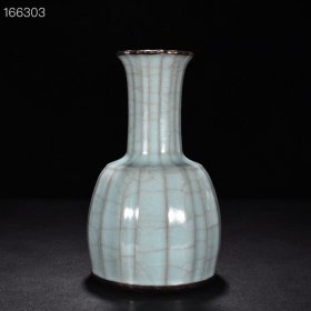 宋官窑青瓷刮棱瓶（镶铜口）
古董收藏瓷器