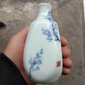 老瓷青花瓷，画梅花方瓶，细腻润泽收藏瓷