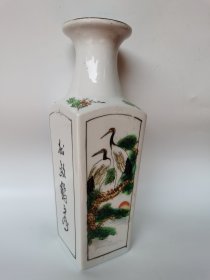 70年代手绘粉彩花鸟方瓶，松龄鹤寿（旁边一划痕不是冲线）、鸟语花香，全手工绘画，意境高雅，画工精美，口径9，瓶肩边长10.5，底边长8.5，高31.8厘米，完整不坏，收藏摆设都不错！