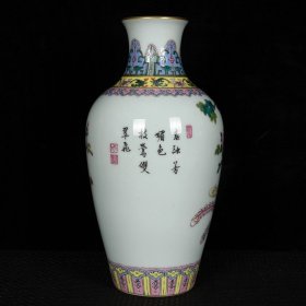 清乾隆珐琅彩描金凤凰戏牡丹纹花瓶 高22.5厘米 直径11.5厘米