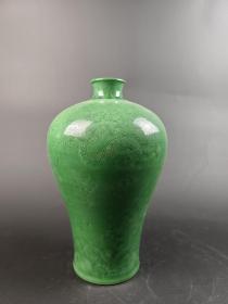 绿釉刻花梅瓶