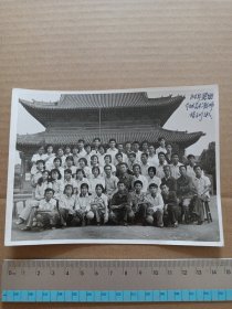 1984年介休美术教师培训班在古建筑前合影照片