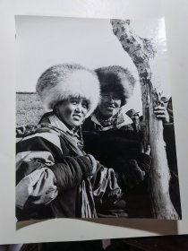 大尺寸照片：1980年姜維周攝《土族阿姑》土家族二個青年。尺寸24X18.5釐米。品好。